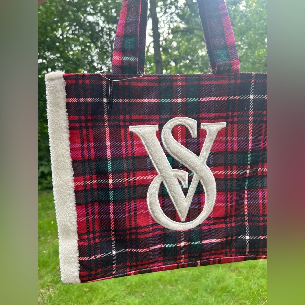 NWT Victoria Secret Plaid Sherpa Christmas Tote - Picture 4 of 15
